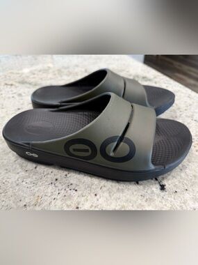 OOFOS Unisex Olive Green and Black Recovery Slides